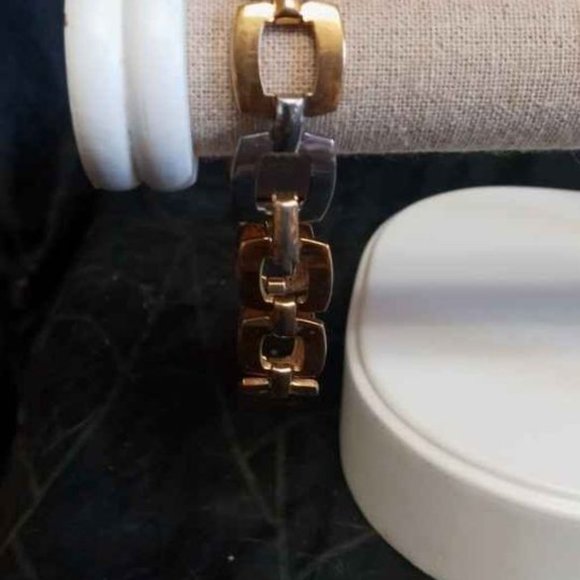 VINTAGE TIMEX LADIES WATCH GOLD TONE BRUSHED FACE GOLD TONE LARGE LINK BRACELET - Picture 3 of 4